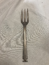 562707