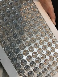 562736