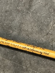 562828