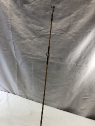 562832