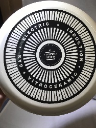 562877