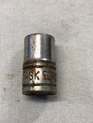 562927