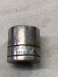 562930