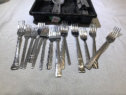 562957