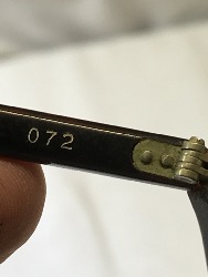 562977