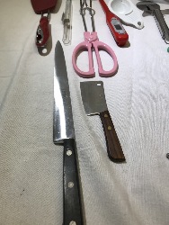 563046