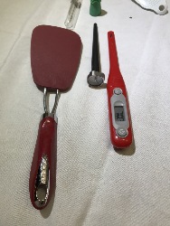 563049
