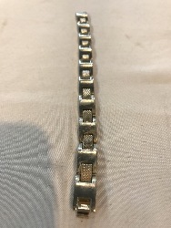 563668