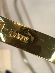 563677