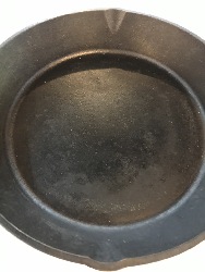 563689