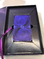 563745
