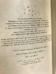 563784