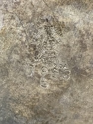 563818