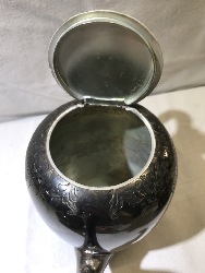563820
