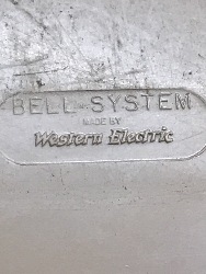 563827