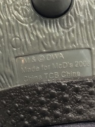 563896
