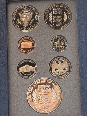 566042
