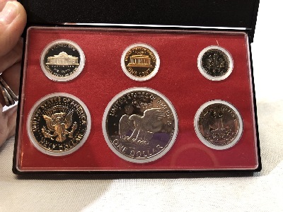 566101