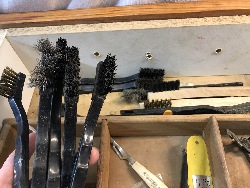 564749
