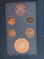566018
