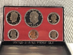 566100
