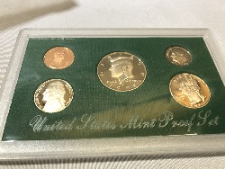 566138