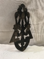566318