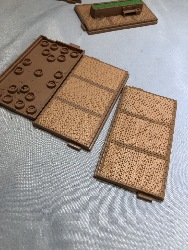 566443