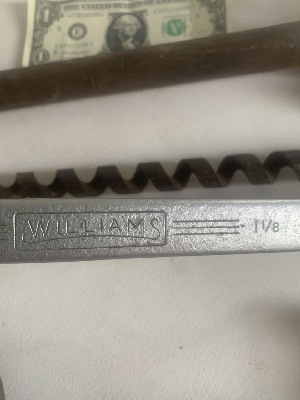 560105