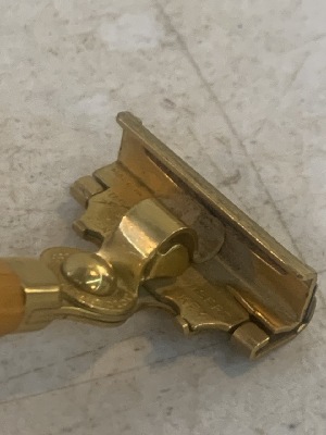 563146