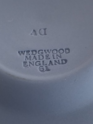 566928