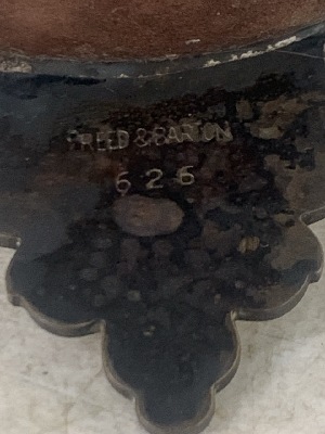 566949