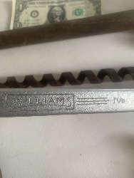 560105