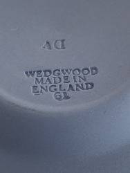 566928