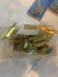 568023