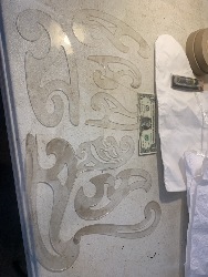 568319