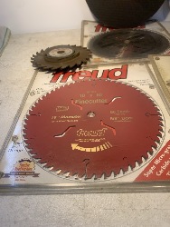 568439
