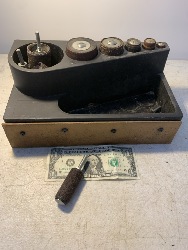 569573