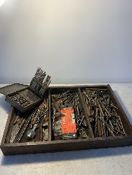 569597