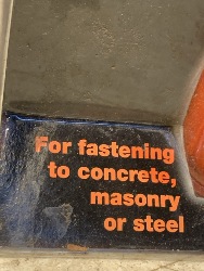 569616
