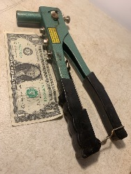570439