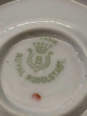 567723