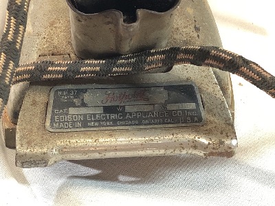 568873