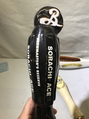 568911