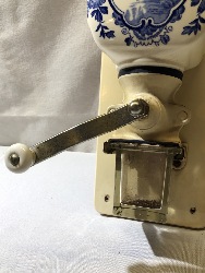 567633