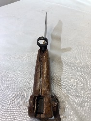 568017