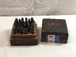 568537