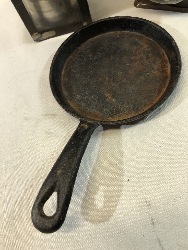 568618