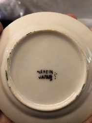 568633
