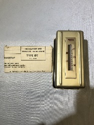 568697